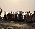 Bild: Christian Charisius/dpa
Hunderte Menschen nehmen an einer öffentlichen Yoga-Stunde am frühen Morgen am „Oak Street Beach“ am Lake Michigan teil.