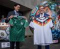 Bild: Michael Kappeler/dpa
Außenminister Wadephul (rechts) beim Trikotrausch mit seinem Amtskollegen aus Mexiko, Roberto Velasco Alvarez.