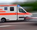 Bild: Hendrik Schmidt/dpa-Zentralbild/dpa
Sanitäter bringen den 47-Jährigen in eine Klinik. (Symbolbild)