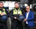 Bild: Britta Pedersen/dpa
Die beiden Initiatoren des Pilotenprojekts mit ihren Schutzhelmen.