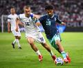 Bild: Tom Weller/dpa
Jung, schnell und umworben: Nathaniel Brown (r) in Aktion beim 4:0 gegen Finnland. (Archivild)