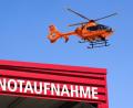 Bild: Julian Stratenschulte/dpa
Ein Rettungshubschrauber fliegt die junge Autofahrerin in eine Klinik. (Symbolbild)