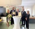 Bild: exa
Abschied mit einer Auszeichnung (von links): Waltraud König, Zweiter Bürgermeister Corbinian Wedlich, Altbürgermeister Peter König, Bürgermeister Oliver Becher und Dritte Bürgermeisterin Erni Bühl.