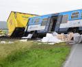 Bild: Peøina Ludìk/CTK/dpa
Bei Prostejov in Tschechien sind ein Personenzug und ein Lastwagen zusammengestoßen.