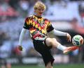 Bild: Federico Gambarini/dpa
Die DFB-Spieler um Nick Woltemade wärmten sich in auffälligen Shirts auf.