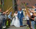 Bild: Elisabeth Dobmayer
Nach der kirchlichen Trauung erwartet das Brautpaar Corinna Beierl und Vinzenz Kellner vor der Kirche ein beeindruckendes Spalier zahlreicher Vereine und Organisationen, denen die beiden eng verbunden sind.