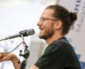 Bild: Peter Gercke/dpa
Buchautor Arne Semsrott las zweimal in Magdeburg. Sowohl das Kulturzentrum Moritzhof als auch die Zentralbibliothek waren ausverkauft.
