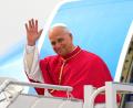 Bild: Manu Fernandez/AP/dpa
Papst Leo XIV. grüßt bei seiner Ankunft in Spanien.