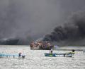 Bild: Ariel Ochoa/AP/dpa
Im Hafen von Manta stehen mehrere Fischerboote in Flammen.