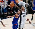 Bild: David J. Phillip/AP/dpa
Jalen Brunson (vorne) erzielte den entscheidenden Punkt zum 105:104 seiner New York Knicks.