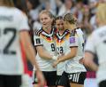 Bild: Rolf Vennenbernd/dpa
Drei Tickets nach Brasilien, bitte: Sjoeke Nüsken (links), Carlotta Wamser (Mitte) und Klara Bühl.