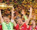 Bild: Michael Kappeler/dpa
Der FC Bayern hofft mit Kapitän Manuel Neuer (l) und Torjäger Harry Kane (r) auf eine Wiederholung ihres DFB-Pokal-Erfolgs.