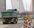 Symbolbild: Thomas Banneyer/dpa
Ein Lkw ist in Marktredwitz umgekippt und hat Metallschrott auf der Straße verteilt.