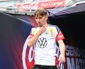 Bild: Federico Gambarini/dpa
Da war noch alles gut: Lennart Karl betritt vor dem verhängnisvollen Training das Soldier Field Stadium.