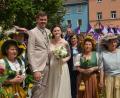 Bild: Elisabeth Dobmayer
Nach dem Standesamt im Rathaus erwartet eine ganze Gratulationsschar auf das Brautpaar Lea Ertl und Lukas Klinger.