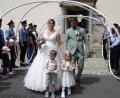 Bild: Konrad Rosner
Freudestrahlend verlassen Cornelia und Sebastian Schneider mit ihren beiden Kindern Elias und Sophia die Pfarrkirche in Großkonreuth.