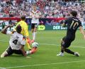 Bild: Christian Charisius/dpa
Oliver Baumann wehrt einen Schuss von Christian Pulisic (r) ab. Links Jonathan Tah.
