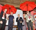 Bild: Hubert Ziegler
Gut beschirmt: Bayern-Präsident Herbert Hainer (Zweiter von links) war Gast beim 35-jährigem Jubiläum des Fanclubs Nabburg/Oberpfalz. Zusammen mit Nabburgs Bürgermeister Frank Zeitler (rechts) war er Ehrenschirmherr. Fanclub-Chef Bernd Hofmann (Zweiter von rechts) und sein "Vize" Sebastian Nerger begrüßten den Gast vom Rekordmeister.