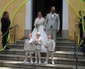 Bild: Konrad Rosner
Zusammen mit den Brautkindern Noah, Theo und Raphael (jeweils vier Jahre alt) verlässt das Brautpaar die Pfarrkirche.