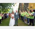 Bild: fvo
Die Sportschützen des Schützenvereins Waldthurn gratulieren am Kirchenportal ihrem Schützenmeister Roland Fichtl und seiner hübschen Braut Christina.