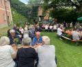 Bild: tok
Im idyllischen Pfarrgarten hat der Sportverein Hüpfburg und Pizzas aus dem Backofen geboten.