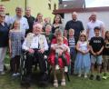 Bild: war
Alois Böhm (sitzend zusammen mit seiner Ehefrau Marga) an seinem 90. Geburtstag mit dem Großteil seiner Enkel und Urenkel. Gefeiert wurde mit der Großfamilie in einem eigens erstellten Zelt. Maria Smola (links) und Bürgermeister Martin Schregelmann (hinten Zweiter von links) gratulieren dem Jubilar im Namen des Seniorenkreises der katholischen Kirche und der Gemeinde.