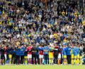 Bild: Bo Amstrup/Ritzau Scanpix Foto/AP/dpa
Nach dem Zusammenbruch von Christian Eriksen versammeln sich dänische und ukrainische Spieler gemeinsam auf dem Spielfeld.