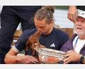 Bild: Christophe Ena/AP/dpa
Dackel-Kuss fürs Herrchen - Zverev gewinnt French Oen