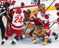 Bild: Candice Ward/AP/dpa
Die Vegas Golden Knights und die Carolina Hurricanes lieferten sich ein wildes drittes NHL-Finale.