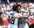 Bild: Federico Gambarini/dpa
Nathaniel Brown (rechts) feiert mit Leroy Sané nach dessen Tor zum 2:1 gegen die USA.