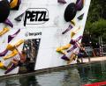 Bild: Marlin Nixdorf
Die Finalistinnen des Speed Water Solo Contest Greta Brunotte (rechts) und Svana Bjarnason an der Boulderwand.
