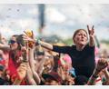 Bild: Daniel Karmann/dpa
Viele freuten sich über die gute Stimmung und hilfsbereite Menschen auf dem Gelände.