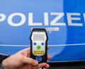 Bild: Julian Stratenschulte/dpa
Die Polizei führt bei dem gestürzten Radfahrer einen Alkoholtest durch. (Symbolbild)