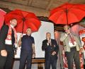Bild: Hubert Ziegler
Besuch von Bayern-Präsident Herbert Hainer beim Bayern-Fanclub Nabburg: Gut beschirmt sind die Ehrenschirmherren Hainer (Zweiter von links) und Nabburgs Bürgermeister Frank Zeitler. Mit auf dem Bild Fanclub-Chef Bernd Hoffmann(Zweiter von rechts) und "Vize" Sebastian Nerger.