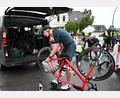 Bild: -/dpa
Metallsplitter auf der Strecke: Teilnehmer des Triathlons in Hamburg mussten ihre defekten Reifen reparieren.