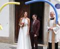 Bild: Konrad Rosner
Freudestrahlend kommen Vanessa und Raphael Hofmann aus der Kirche. Rechts Stadtpfarrer Dr. Thomas Vogl.