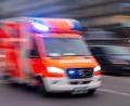 Bild: Monika Skolimowska/dpa
Sanitäter bringen den schwer verletzten Rollerfahrer in eine Klinik. (Symbolbild)