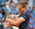 Bild: Christophe Ena/AP/dpa
Alexander Zverev mit dem Sieger-Pokal.