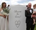 Bild: Konrad Rosner
Alina und Sebastian Rosner haben geheiratet. Mit auf dem Bild ihr gemeinsamer Sohn Paul.