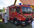 Bild: bnr
Pfarrer Emmanuel Okoro segnete das neue Löschfahrzeug LF 8/6 der Feuerwehr Schwarzach.