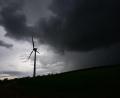 Symbolbild: Julian Stratenschulte/dpa
Dunkle Wolken schweben über dem geplanten Windkraftpark nahe Mehlmeisel. Dagegen regt sich nämlich Widerstand.