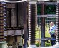 Bild: Christoph Schmidt/dpa
Die Polizei ermittelt zur Brandursache.