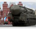 Bild: Yuri Kochetkov/epa/dpa
Russland zeigt in Sachen Atomwaffen die Muskeln: Hier rollt eine strategische Atomrakete vom Typ Topol-M bei einer Militärparade durch Moskau. (Archivbild)
