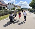 Bild: sbö
Mit dem Kinderwagen rennen? Beim Spendenlauf in Diendorf war das kein Problem. Auch Organisatorin Brigitte Frenzel (rechts) lief am Sonntag mit.