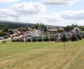 Bild: Bernhard Piegsa
90 Jahre Fahrzeuggeschichte auf einem Feld: Fast 230 Fahrzeuge versammelten sich am Ortsrand von Feilersdorf zum Oldtimertreffen.