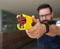 Bild: Pia Bayer/dpa
Taser statt Pistole? Die bayerische Polizei will das nun auch für den Einsatz auf Streife testen.