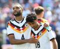 Bild: Federico Gambarini/dpa
Bald auch im Verein Teamkollegen: Jonathan Tah (links) und der offenbar vom FC Bayern umworbene Nathaniel Brown (rechts).
