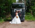 Bild: Hannes Stock
Braut Sabrina Schön heiratete ihren Franz in einem glitzernden langen Kleid mit weitem Rock. Der Bräutigam trug seine Motorrad-Kutte.