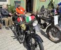 Bild: ge
Die beiden ältesten Teilnehmer Heiner Eisenbeiß (links) und Helge Siegner haben auch die ältesten Motorräder dabei – eines ist fast 100 Jahre alt, das andere extrem selten.