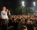 Bild: Visar Kryeziu/AP/dpa
Albin Kurti spricht zu seinen Anhängern.